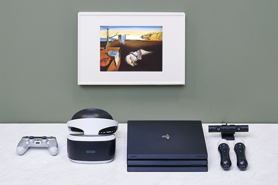 살바도르 달리의 그림을 담은 액자와 소니 플레이스테이션 VR