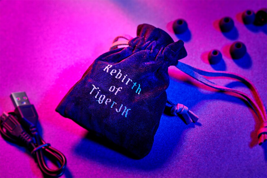 드렁큰타이거 10집의 제목 <Rebirth of Tiger JK>라고 새겨진 벨벳 주머니